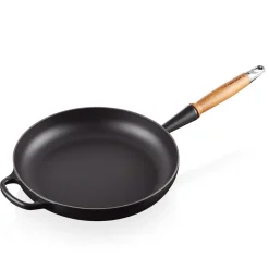 Støpejernspanne med Trehåndtak 28cm Matte Black<LE CREUSET Discount