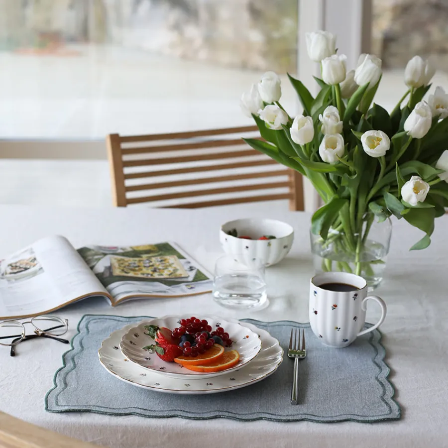 Lilly Asjett m/Blomster og Gullkant 21cm Hvit<NOVA Best