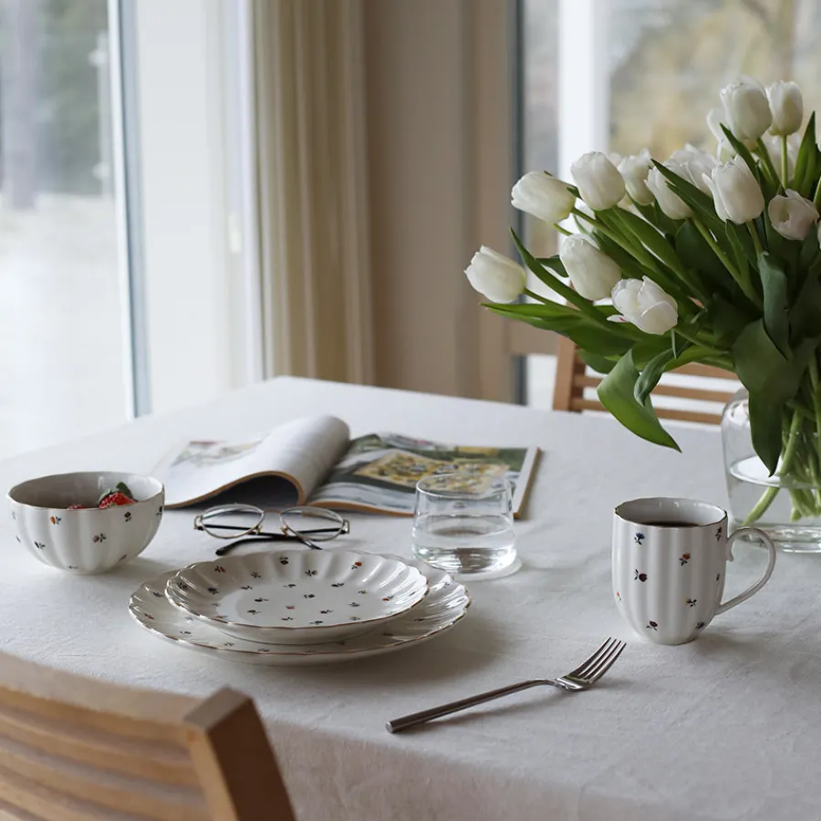 Lilly Asjett m/Blomster og Gullkant 21cm Hvit<NOVA Best