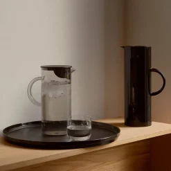 EM77 Vannkanne m/lokk 1,5L Smoke<STELTON Online